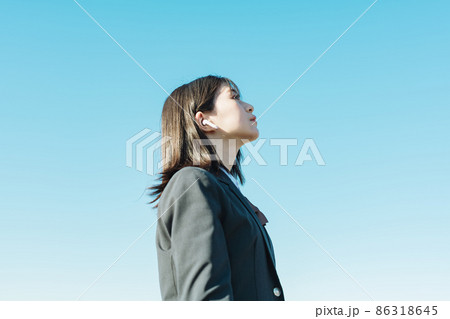 イヤホンで音楽を聴く女子高生 86318645