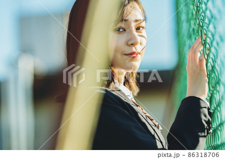 フェンス側で佇む女子高生 86318706