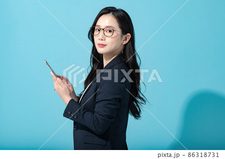 スマホを持つキャリアウーマン 86318731