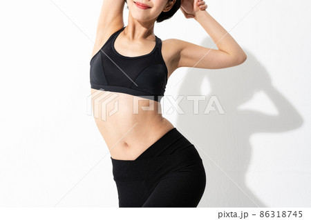 引き締まった女性のウエスト 86318745