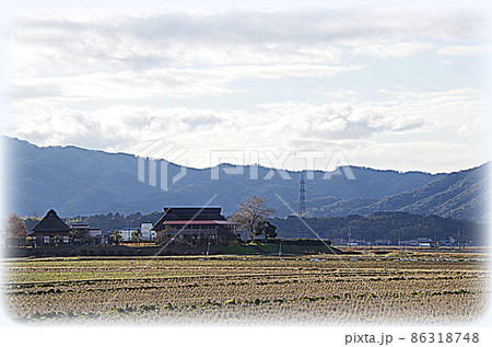 【絵画風】白鳥が飛来する田園の風景 ... 島根県 安来市（晴れ） 86318748