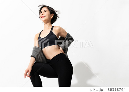 スポーツウェアを着た女性のポートレート スポーツウェアを着た女性のポートレート 86318764