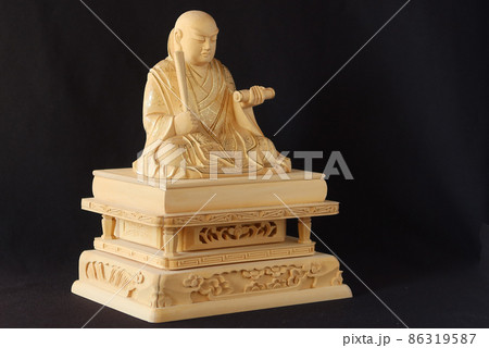 日蓮宗(法華宗)の宗祖日蓮聖人の木像黒バック物撮り4 日蓮宗(法華宗)の宗祖日蓮聖人の木像黒バック物撮り4 86319587