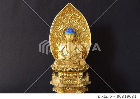 金箔の貼られた仏像 釈迦如来像1の写真素材 [86319631] - PIXTA