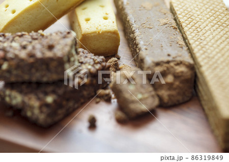 木の板の上の四角柱状の固形栄養調整食品 木の板の上の四角柱状の固形栄養調整食品 86319849