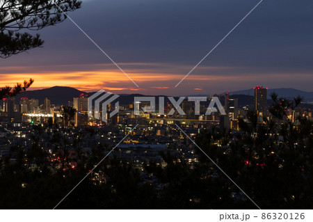 日本の岡山県岡山市の魚見山の美しい夜景 86320126