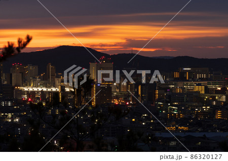 日本の岡山県岡山市の魚見山の美しい夜景 86320127