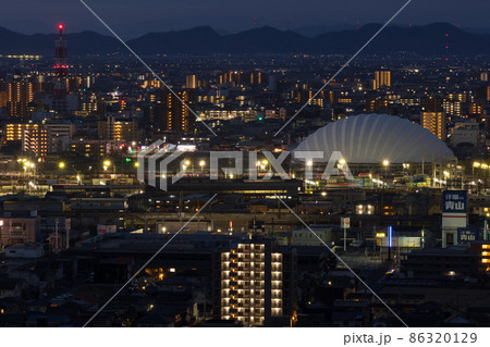 日本の岡山県岡山市の魚見山の美しい夜景 86320129
