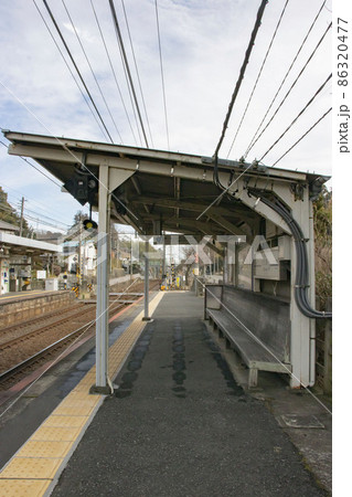 日本の田舎の風景、無人駅のホームの写真素材 [86320477] - PIXTA