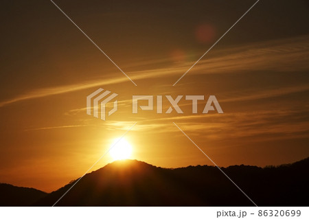 冬の朝空・山からの昇陽・望遠 86320699