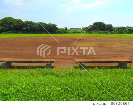 7月の梅雨の晴れ間の江戸川河川敷の野球場風景 86320867