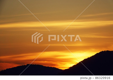 冬・山のシルエットと朝焼け空・望遠 86320916