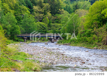 北海道壮瞥町、初夏の長流川と蟠渓橋【5月】 北海道壮瞥町、初夏の長流川と蟠渓橋【5月】 86320999