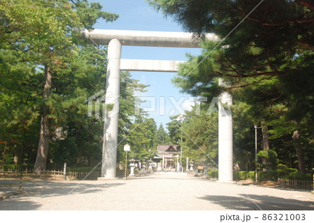 荘内神社の鳥居・参道(山形県鶴岡市馬場町) 荘内神社の鳥居・参道(山形県鶴岡市馬場町) 86321003