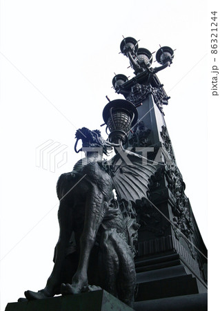 日本橋を守り続けるように座する麒麟像は、その足下を行き来する私達を見守っているかのようでもあり 86321244