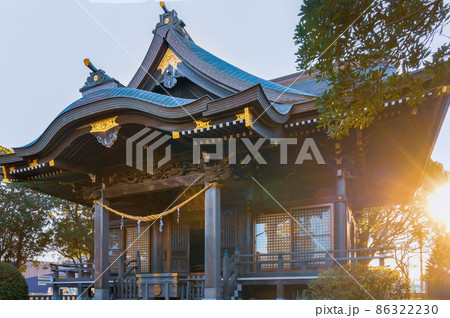 朝日を浴びて輝く草刈大宮神社 86322230