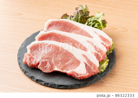 厚切りの豚肉ロース肉 86322333