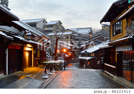 1月の夜明けに京都市東山産寧坂を歩く 86322413