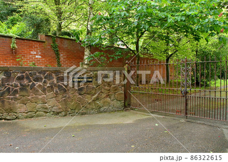 イギリス　ビートルズのジョンレノンが幼少期を過ごし楽曲の舞台にもなったストロベリーフィールズの門 86322615