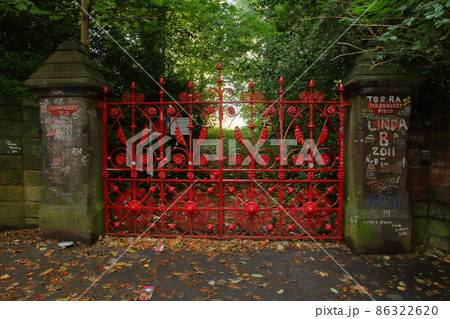 イギリス　ビートルズのジョンレノンが幼少期を過ごし楽曲の舞台にもなったストロベリーフィールズの門 86322620