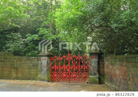 イギリス　ビートルズのジョンレノンが幼少期を過ごし楽曲の舞台にもなったストロベリーフィールズの門 86322626
