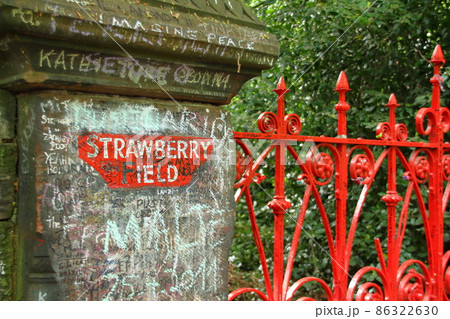 イギリス　ビートルズのジョンレノンが幼少期を過ごし楽曲の舞台にもなったストロベリーフィールズの門 86322630