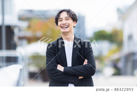 腕を組む男性 86322955