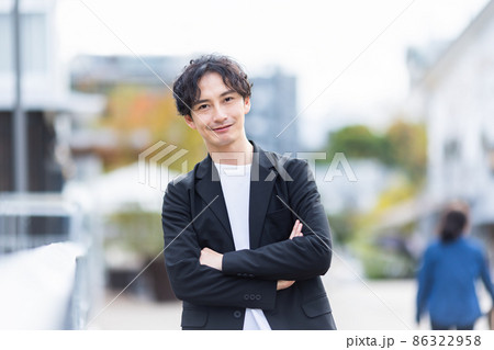 腕を組む男性 86322958