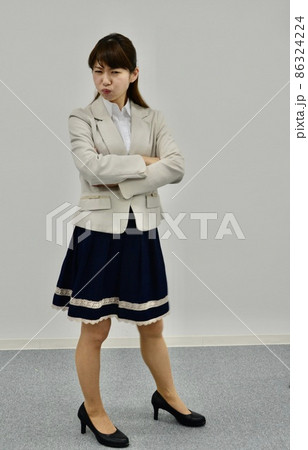 不満 仏頂面 若い女性 86324224