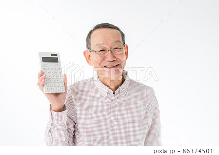 計算するシニア男性　計算機 86324501