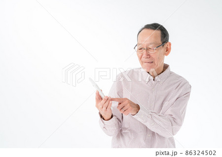 計算するシニア男性　計算機 86324502