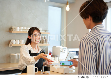 カフェ ショップ レストラン キャッシュレス 電子決済 電子マネー フードコート 飲食店 若い女性 カフェ ショップ レストラン キャッシュレス 電子決済 電子マネー フードコート 飲食店 若い女性 86324597