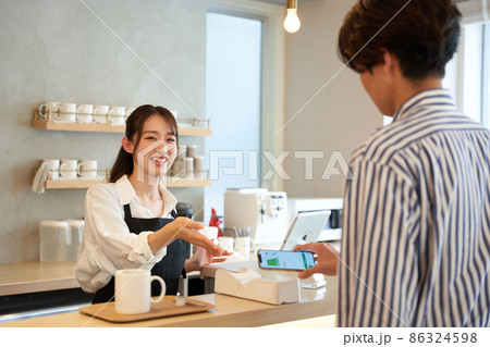 カフェ ショップ　レストラン  キャッシュレス　電子決済　電子マネー　フードコート　飲食店　若い女性 86324598