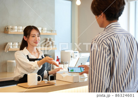 カフェ ショップ　レストラン  キャッシュレス　電子決済　電子マネー　フードコート　飲食店　若い女性 86324601