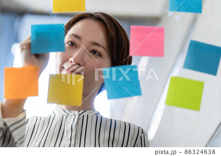 ビジネス 付箋 女性 カラフル ビジネス 付箋 女性 カラフル 86324638