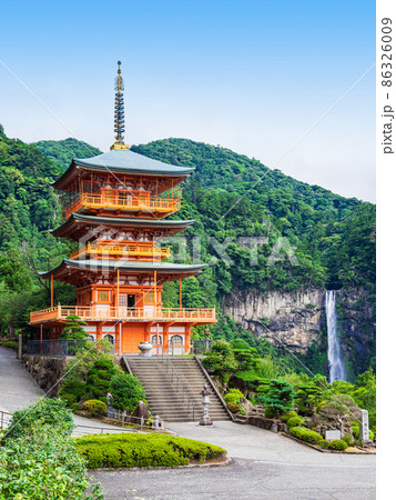 世界遺産　那智の滝と三重塔　縦構図 86326009