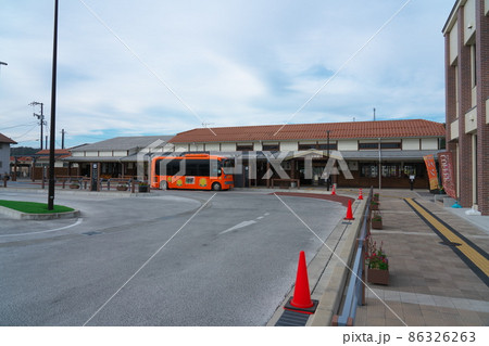 芸備線備後庄原駅の駅舎と駅前広場　広島県庄原市 86326263