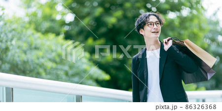若い男性　ショッピング 86326368