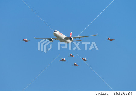 スイス航空エアバスA330とスイス空軍「パトロイユ・スイス」編隊飛行 86326534