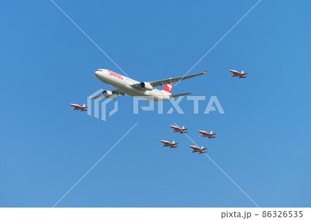 スイス航空エアバスA330とスイス空軍「パトロイユ・スイス」編隊飛行 86326535