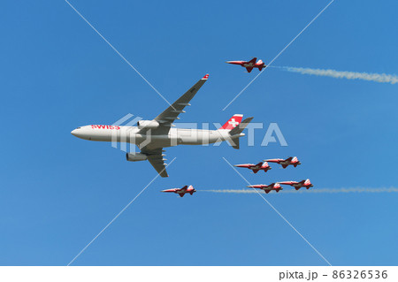 スイス航空エアバスA330とスイス空軍「パトロイユ・スイス」編隊飛行 86326536