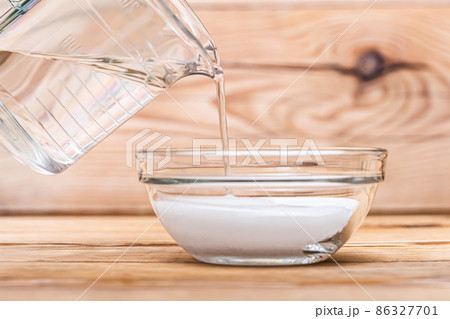 粉に水を灌ぐ 重曹ペーストイメージ 粉に水を灌ぐ 重曹ペーストイメージ 86327701