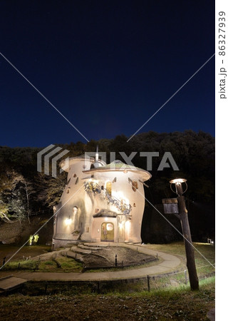 飯能市あけぼの子どもの森公園、秋のライトアップで星空に、きのこの家が浮かび上がる 86327939