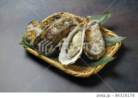 たくさんの新鮮な殻付き生牡蠣 86328178