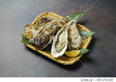 たくさんの新鮮な殻付き生牡蠣 86328180