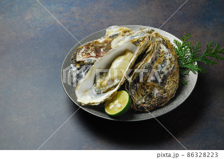 たくさんの新鮮な殻付き生牡蠣 たくさんの新鮮な殻付き生牡蠣 86328223