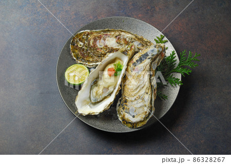 たくさんの新鮮な生牡蠣と牡蠣ぽん酢 たくさんの新鮮な生牡蠣と牡蠣ぽん酢 86328267