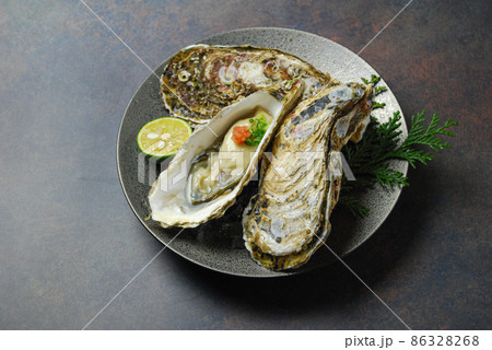 たくさんの新鮮な生牡蠣と牡蠣ぽん酢 86328268