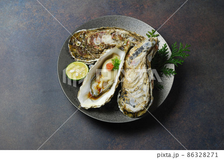 たくさんの新鮮な生牡蠣と牡蠣ぽん酢 たくさんの新鮮な生牡蠣と牡蠣ぽん酢 86328271