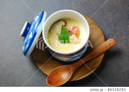 できたての温かい茶碗蒸し 86328283
